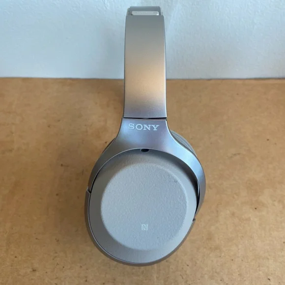 Sony WH-1000XM2 Wireless Headphones - Picture 5 of 9